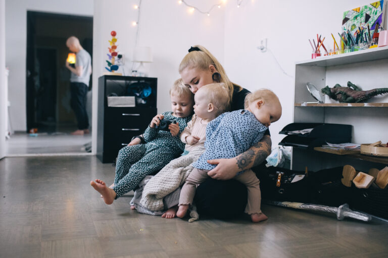 Madli-Mai koos kolme lapsega põrandal